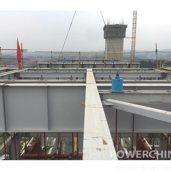 德陽市生活垃圾焚燒發(fā)電項(xiàng)目工程2號(hào)鍋爐最后一根頂板梁就位